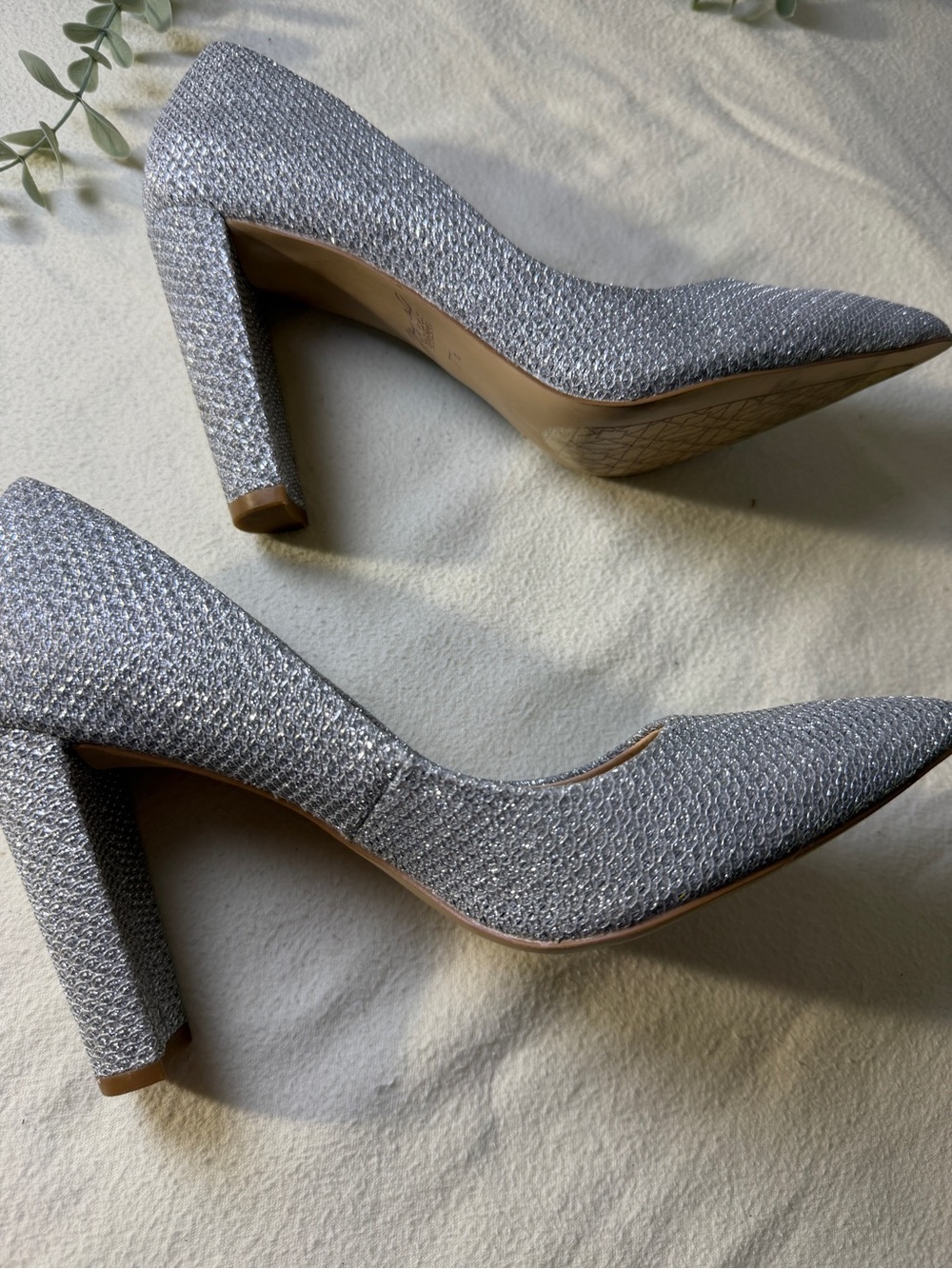 Jewel Badgley Mischka Silver Glitter Pumps Heels Size 7.5 Pointed Toe